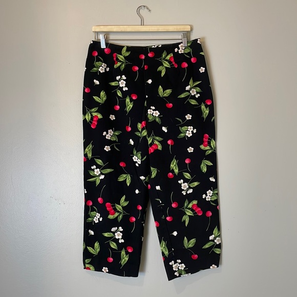 Briggs New York Pants - Womens Briggs cherry print capri pants